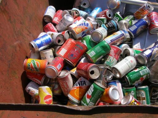 Reciclado de los metales con latas de refrescos